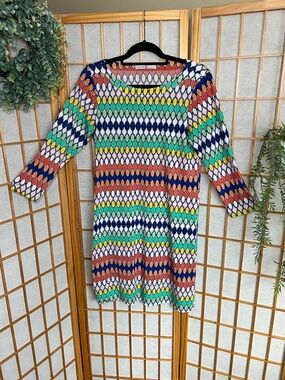 Signature Collections size Small multicolor design 3/4 slvs stretch shift dress.